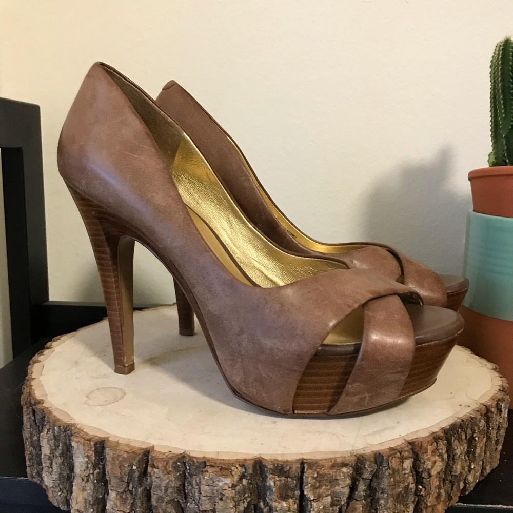 Jessica Simpson’s Tan wedges